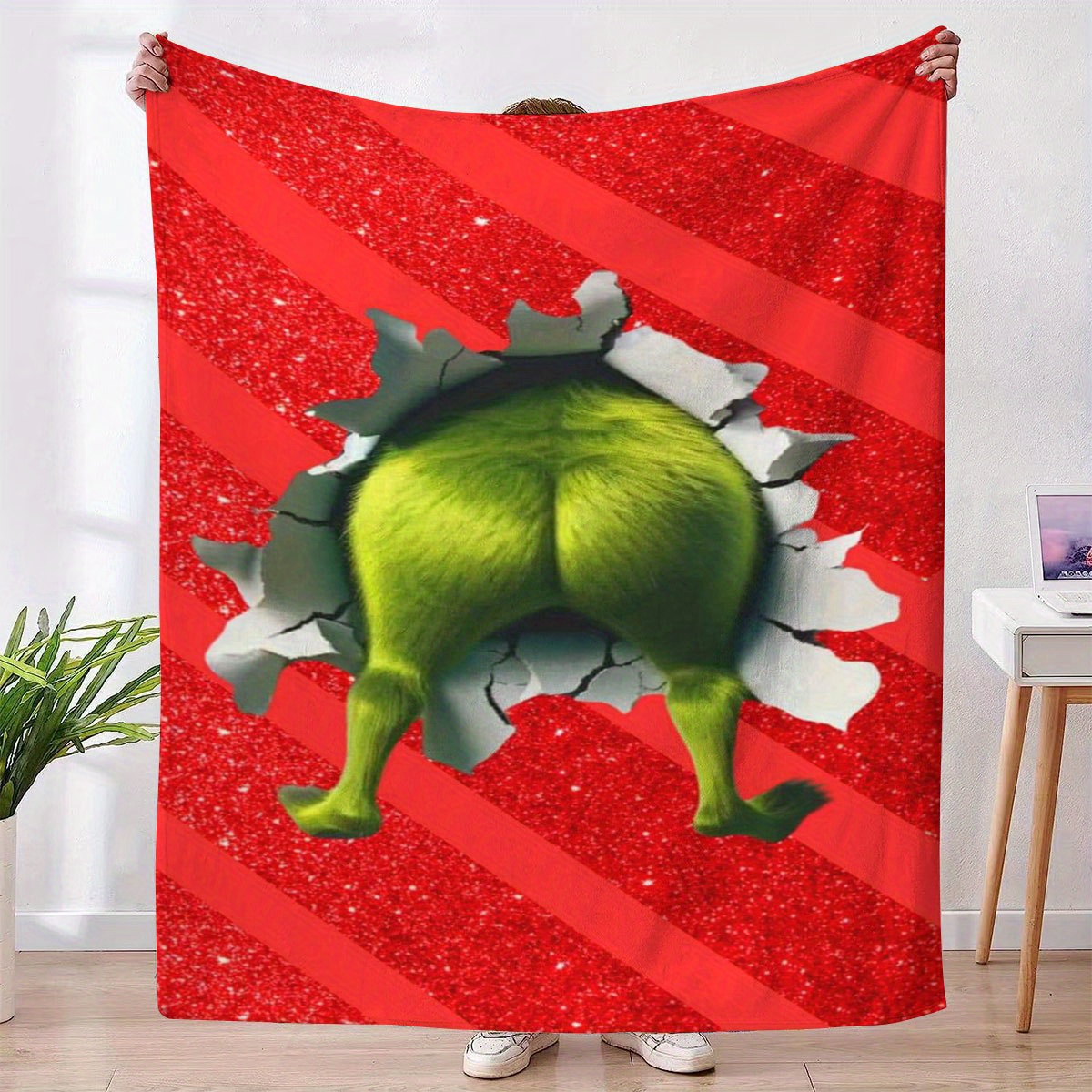 Home Textiles Images - Efsanevi bir canavarın kalçasını gösteren peluş